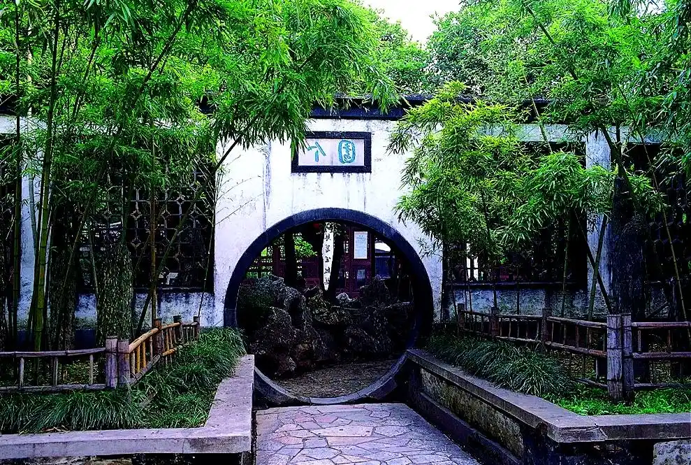 中国园林艺术天人合一理念_中国园林的设计思想是追求什么_师法自然核心理念因地制宜借景