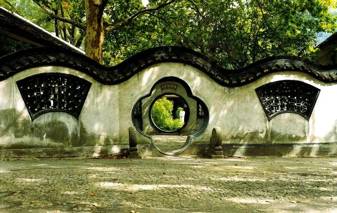 中国园林艺术天人合一理念_中国园林的设计思想是追求什么_师法自然核心理念因地制宜借景